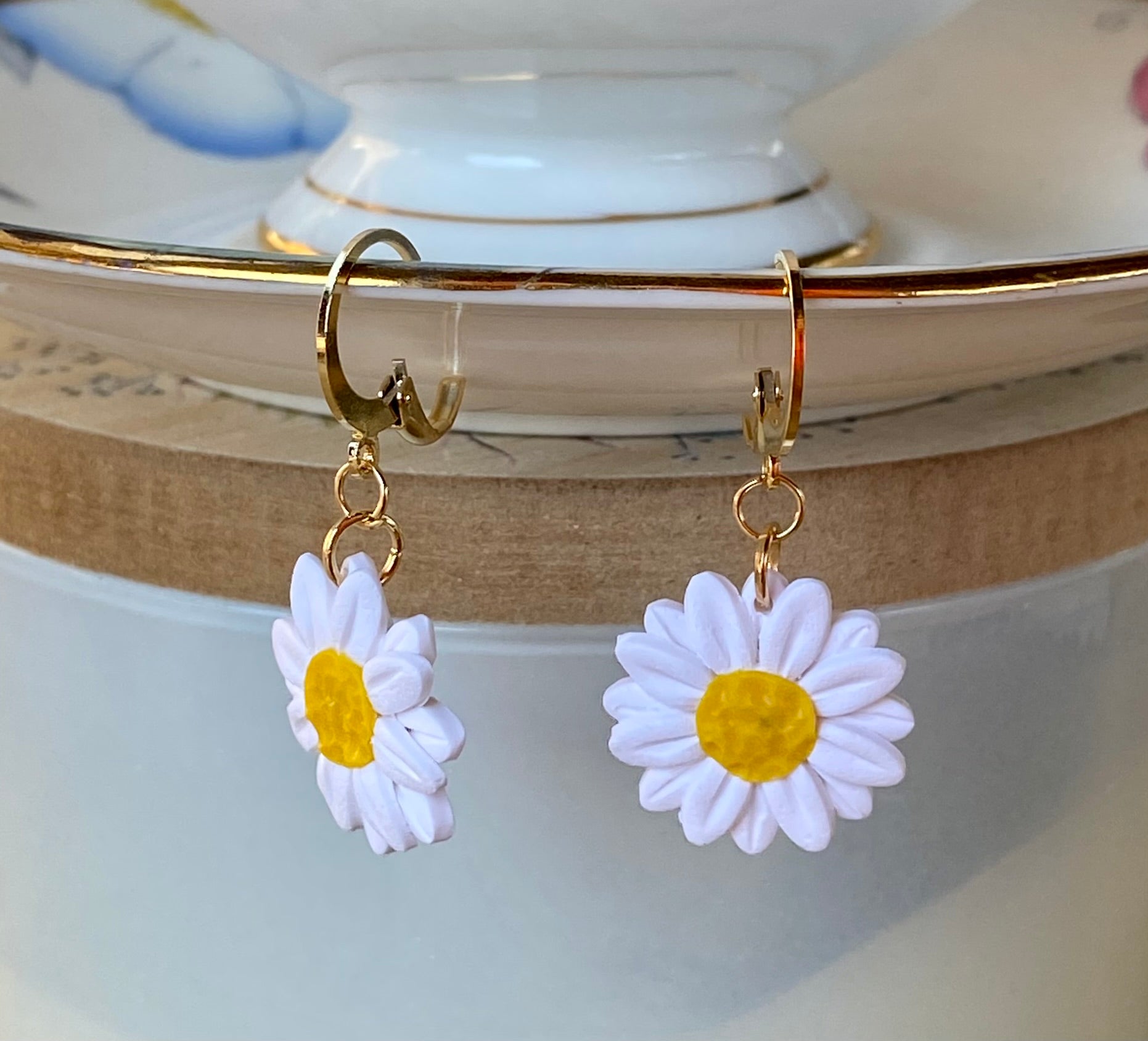 Daisy Dangle Huggies